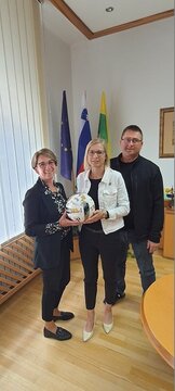 Predaja nogometne žoge s podpisi nogometašev nogometnega kluba NŠ Mura, po zaključku dobrodelne licitacije. 1